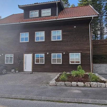 Apartment Hus Med Fin Uteplass - Naer E39, Og Shopping *
