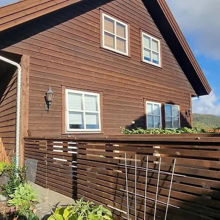 Hus Med Fin Uteplass - Naer E39, Og Shopping * Sandnes (Rogaland)